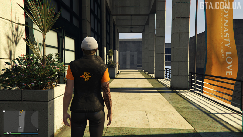 Ямб #24. Біля фонтана на рівні другого поверху в торговельному центрі Kortz.