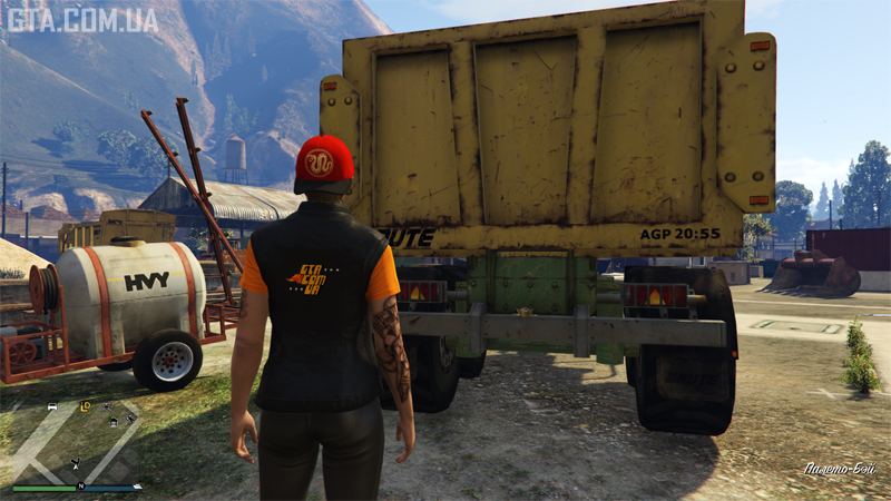 Ямб #31. Задня частина причепу на будівництві, поруч з місцем, де можна зайнятися армрестлінгом, в Палето Бей.