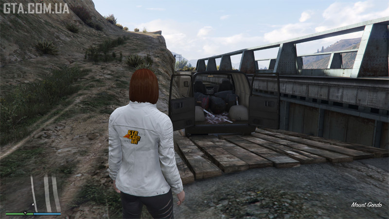 Clue #5, third possible location. A black Vapid Speedo van with a machete and blood-soaked trash bags along the railroad tracks beneath Mount Gordo.