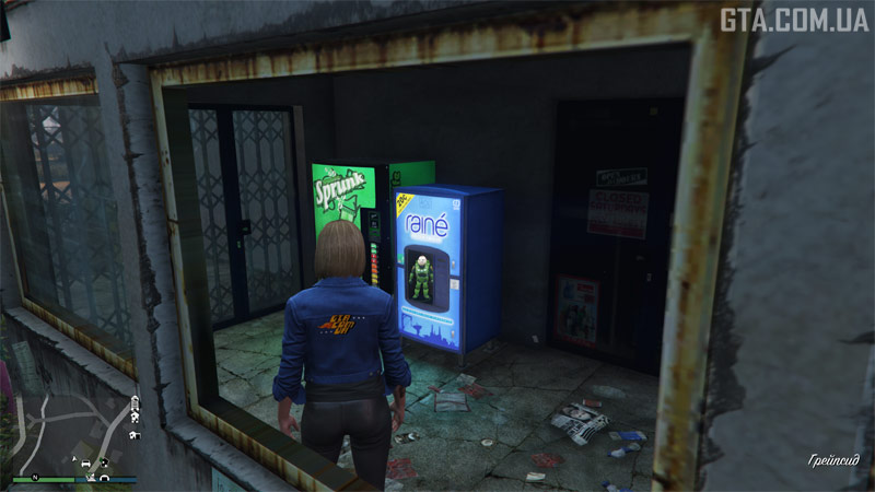 Фигурка #87. Внутри автомата в закрытом помещении, примыкающем к Wonderama Arcade. Попасть туда можно, разбив стекло окна.
