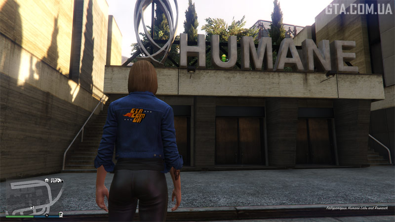 Фігурка #93. У букві U напису HUMANE на території комплексу з лабораторіями.