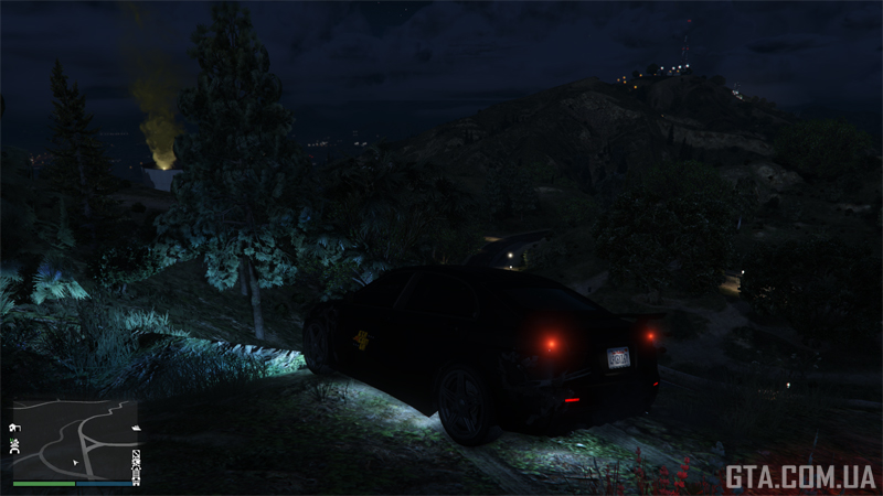 Третий фальшфейер издали.