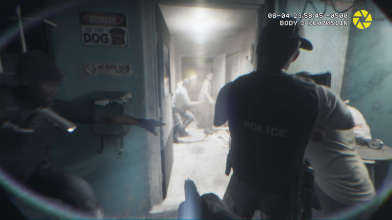 В одній зі сцен трейлера ми бачимо зйомку з боді-камер офіцерів поліції, які штурмують притон.
