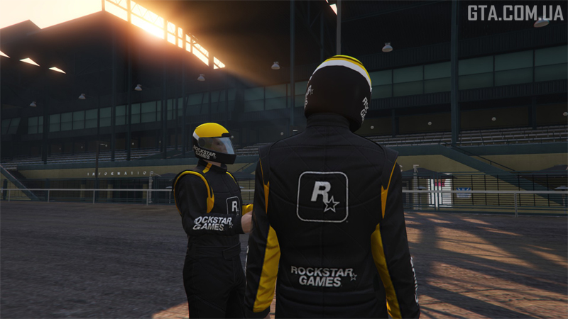 Команда GCU в фирменных комбинезонах и шлемах Rockstar Racing в GTA Online.