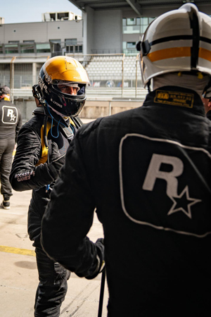 Команда Rockstar Racing в фирменных комбинезонах и шлемах в реальной жизни.