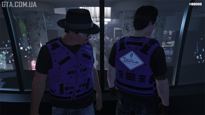 Фіолетовий нагрудник з емблемою казино на спині — ярко та впізнавано.