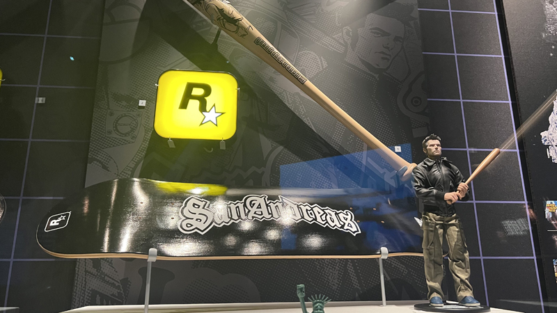 Лампа Rockstar Games, скейтбор, що рекламує GTA: San Andreas, бейсбольна бита і фігурка Клода з GTA 3.