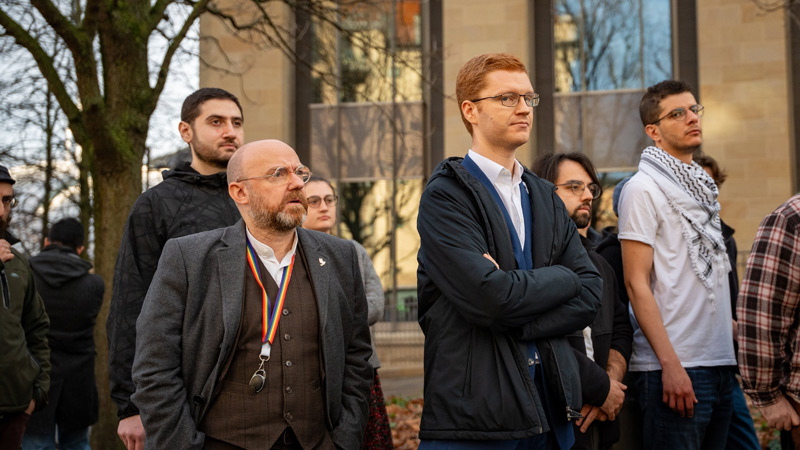 Политик из Партии зелёных (в центре) перед фасадом Rockstar North.