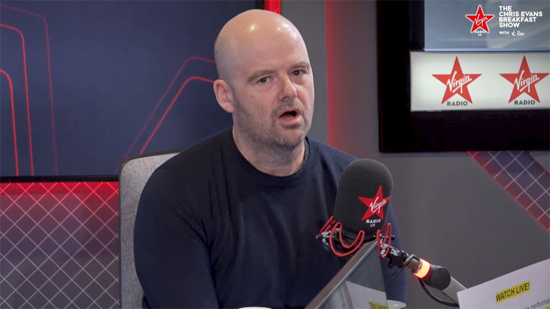 Дэн Хаузер в прямом эфире реальной радиостанции