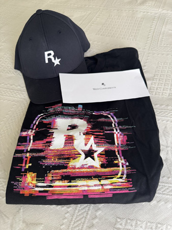 Набор включал чёрную или белую футболку, чёрную кепку и записку.