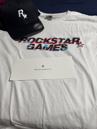 Набор включал чёрную или белую футболку, чёрную кепку и записку.