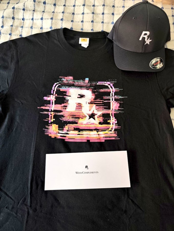 Набор включал чёрную или белую футболку, чёрную кепку и записку.