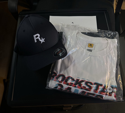 Набор включал чёрную или белую футболку, чёрную кепку и записку.