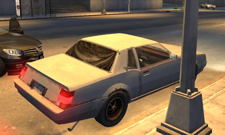 Заклеены стёкла у ржавых авто.