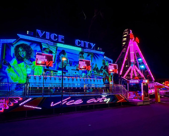 Вид аттракциона ночью