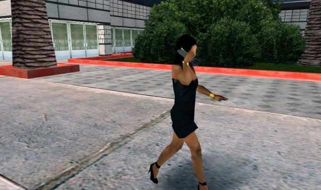 Прохожие разговаривают по телефону